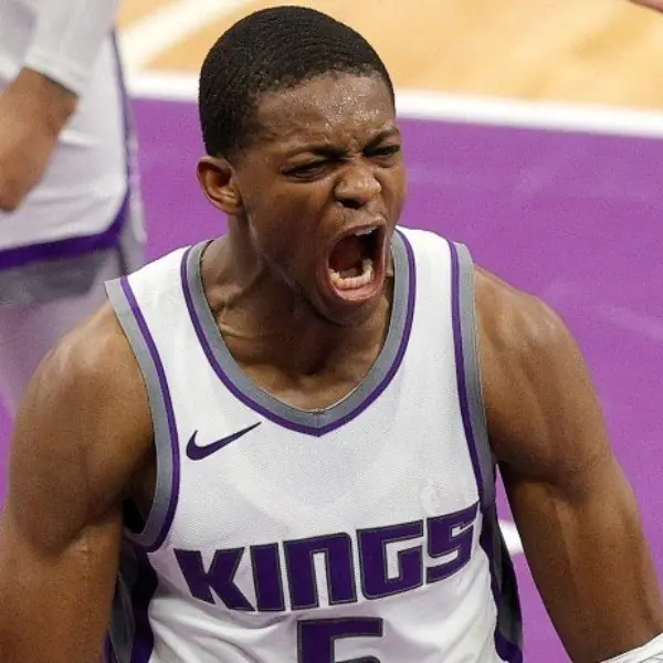NBA／聯盟第一快！De’Aaron Fox 加速切入單臂顏扣對手，球迷驚嘆：太噁心了
