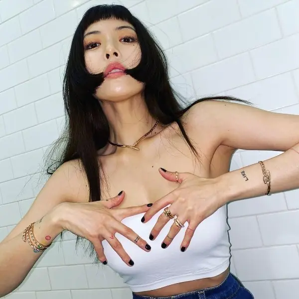 怎麼拍才不尷尬？跟泫雅、華莎⋯5 位女明星學學超狂「曬珠寶」pose，你想洗誰讚？