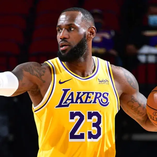 NBA／洛杉磯 Curry！詹皇三分出手「射後不理」提前與隊友慶祝，球迷笑：36 歲還是那麼調皮