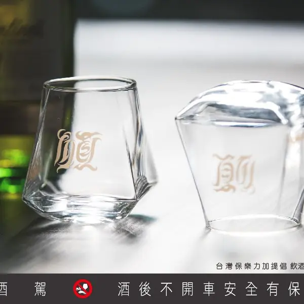 太威了吧！送百齡罈威士忌不夠看⋯2021 年新春禮盒加碼祈願天燈杯，網友：「過年超有面子！」