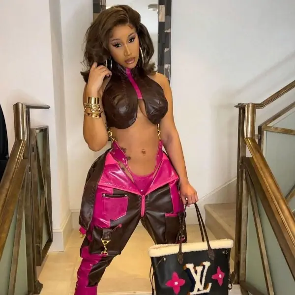 Cardi B 要首次主演電影了！全新喜劇《Assisted Living》落魄女搶匪偽裝成老奶奶！