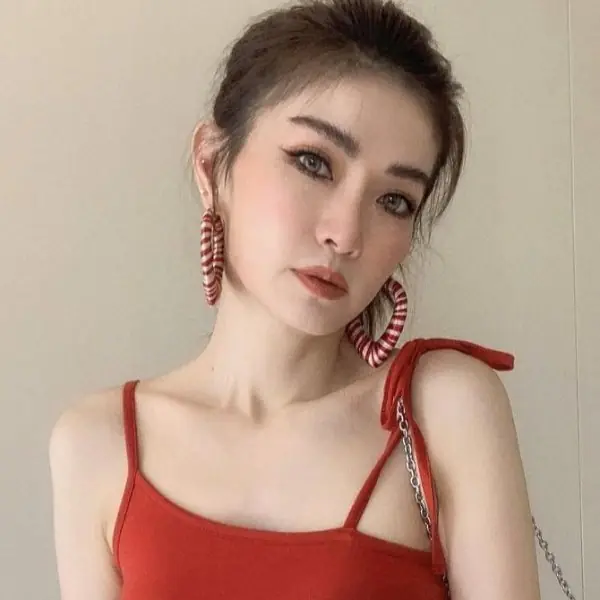 豔麗眼妝卻不顯老！謝金燕憑 4 招「凍齡妝容」49 歲照樣美如大學生！