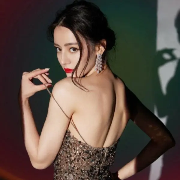 這麼貪吃還能瘦？迪麗熱巴靠 3 招瘦身秘訣，一天多餐也能養出濾鏡美腿＋勻稱身材！