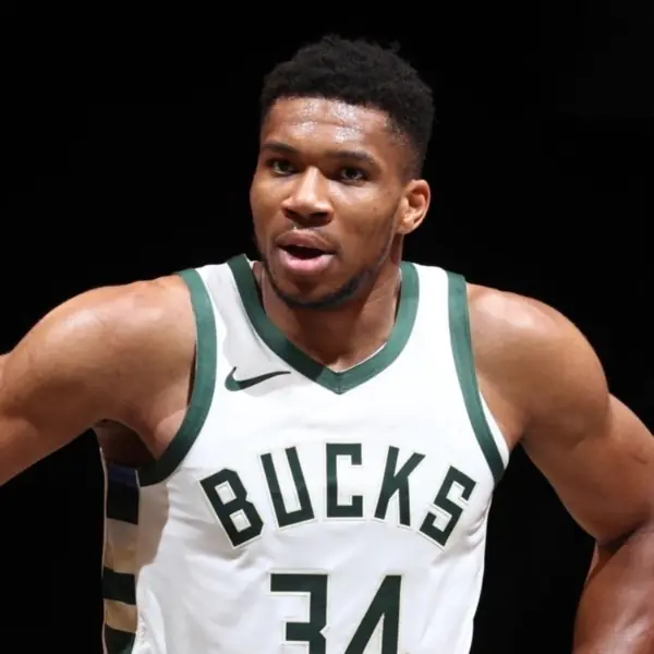 NBA／氣氛尷尬！字母哥「無人看守」外線投超級大麵包，公鹿 2 分差落敗籃網