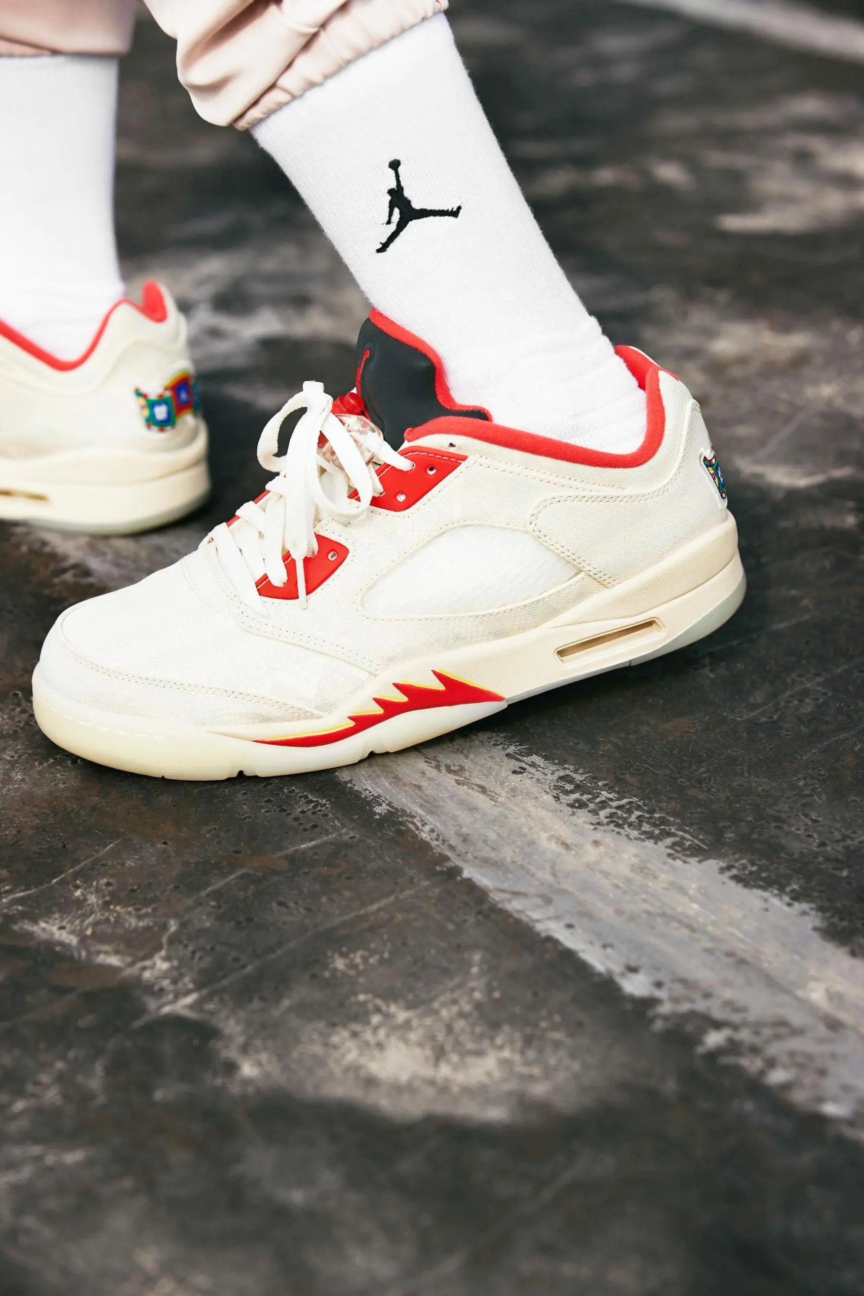 2021 入春推薦 Yeezy、Jordan 等 10 雙必買爆款白鞋，BAPE 聯名款竟然不用 5000 元？！
