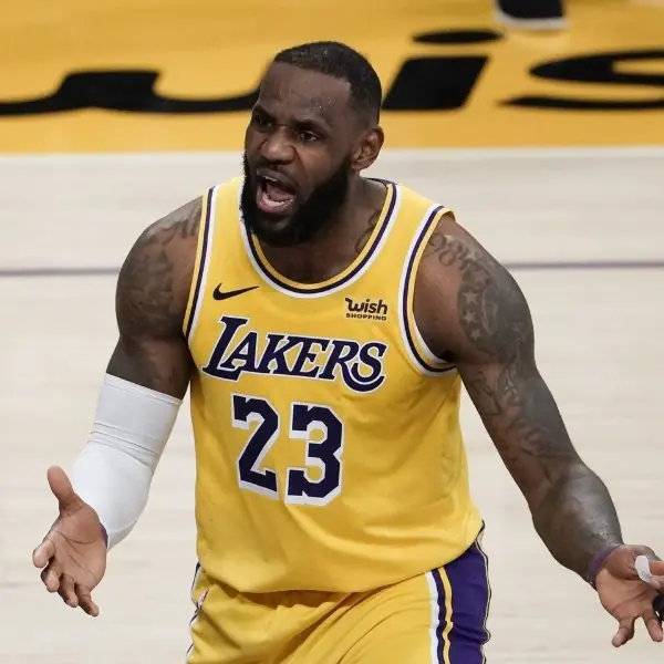 NBA／詹皇不到 3 分鐘被抓兩次走步違例，賽後怒噴裁判：那是我整個生涯都在做的動作欸