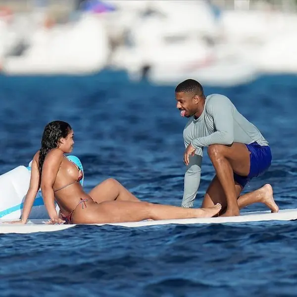 男帥女美太養眼！Michael·B·Jordan 與星二代女友海島悠閒渡假，甜蜜放閃互動火辣！