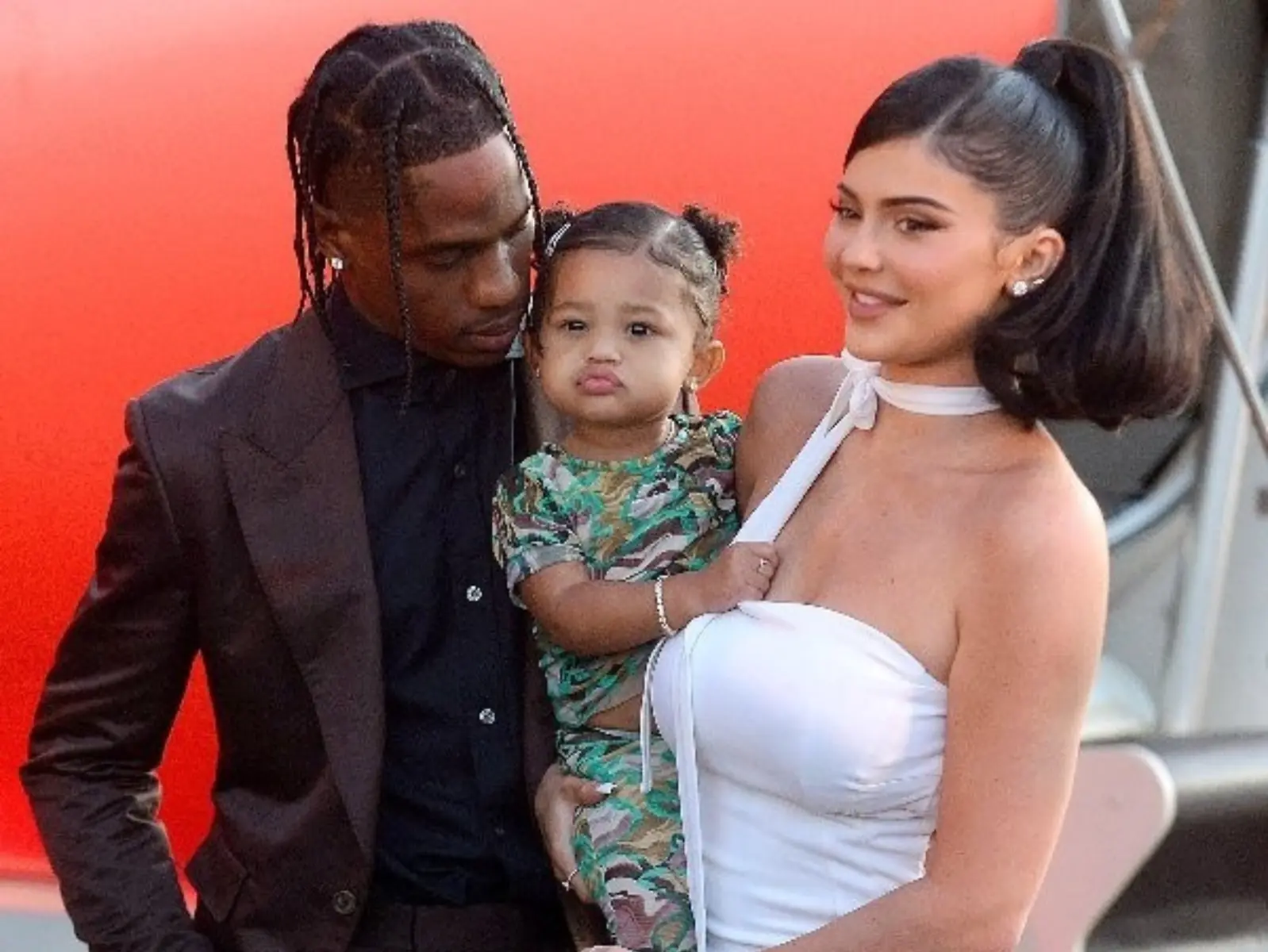精品外套、限量球鞋上身！細數 Cardi B、Travis Scott⋯4 組饒舌大咖小孩的超狂潮流行頭！