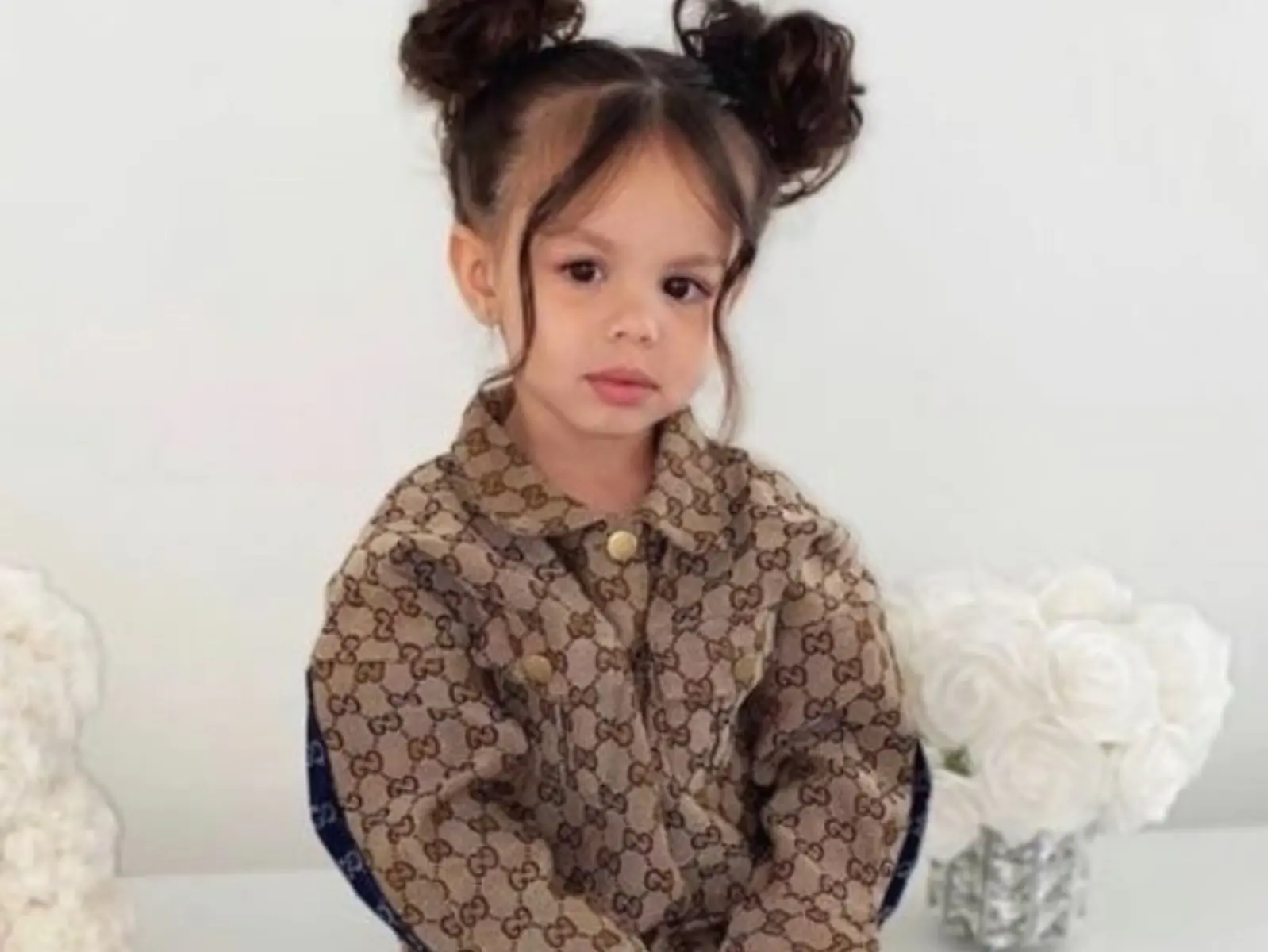 大人都想買！Dior、Gucci⋯這 10 款精品童裝外套也太帥，看要先投胎還是找人生小孩？