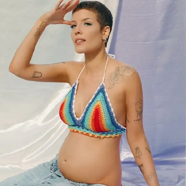 新年大驚喜！26 歲 Halsey 無預警宣布懷孕，粉絲驚呆：「孩子的爸是誰？」