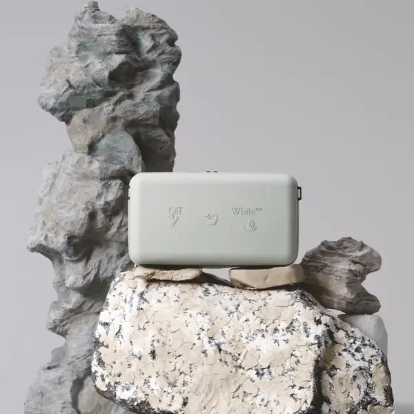 那箭頭粉餅盒太美！Off-White 推「美妝＋防疫組合包」內容物帥到炸裂～