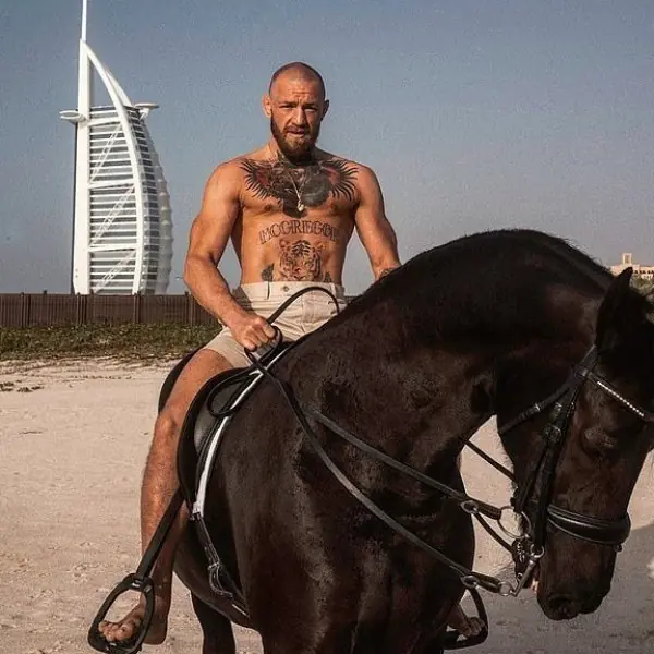 生涯首被 KO 遭網友瘋狂嘲諷！嘴砲 Conor McGregor 毫不在乎秀出杜拜奢華渡假帥照！