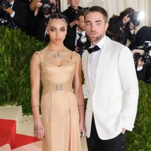 沒那麼夢幻！FKA Twigs 談網路霸凌過往：「所有人都認為王子必須和白人女孩在一起！」