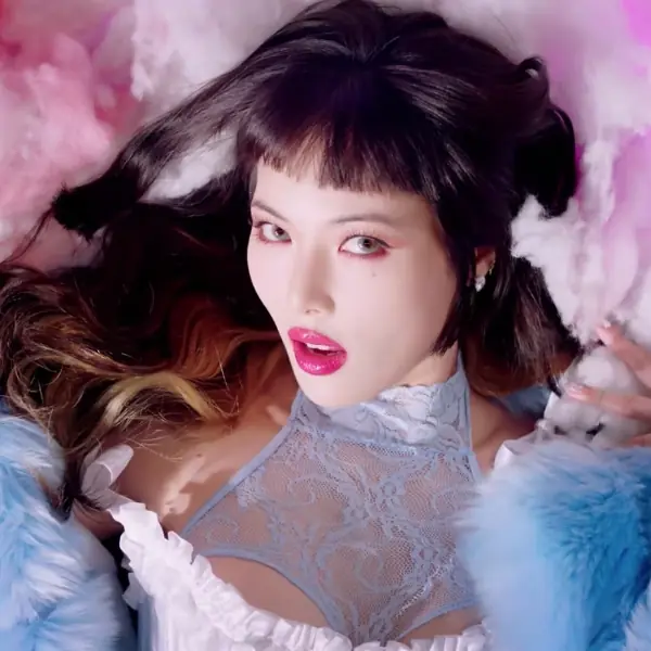 泫雅瘋起來，年輕美眉真的該怕！內褲外穿、露屁裝⋯解析 4 套〈I'm Not Cool〉MV 辣瘋造型！