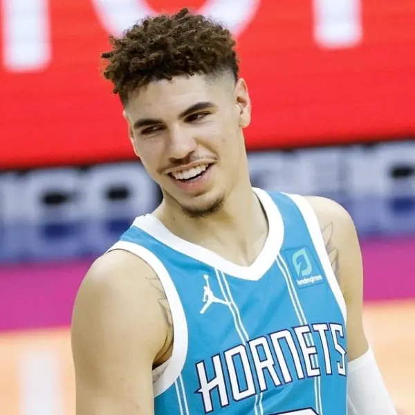 NBA／這操作太 6！球三弟 LaMelo Ball 關鍵時刻球商壓制，邊線發球故意砸對手直接讓比賽結束