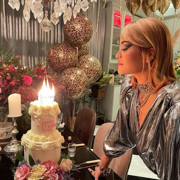 IG 瞬間掉粉 20 萬！Rita Ora 違反社交禁令，包餐廳「要求關 CCTV」開生日趴引網友撻伐！