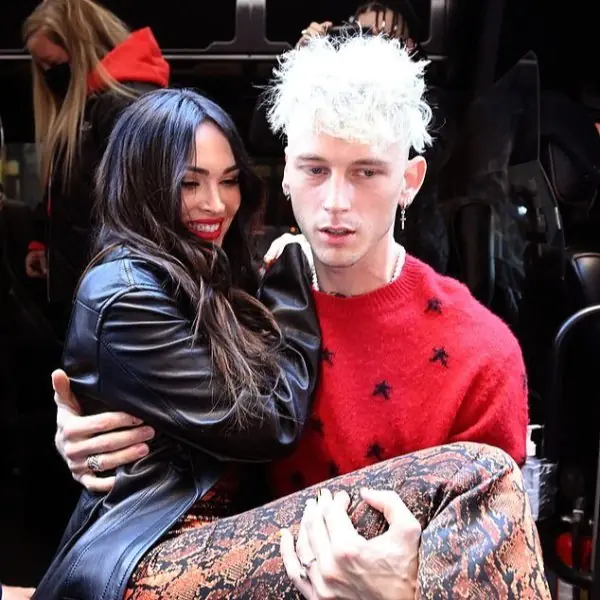 男友力爆表！MGK 公主抱女友梅根佛克斯進場錄製 SNL，甜蜜動作閃瞎眾人！