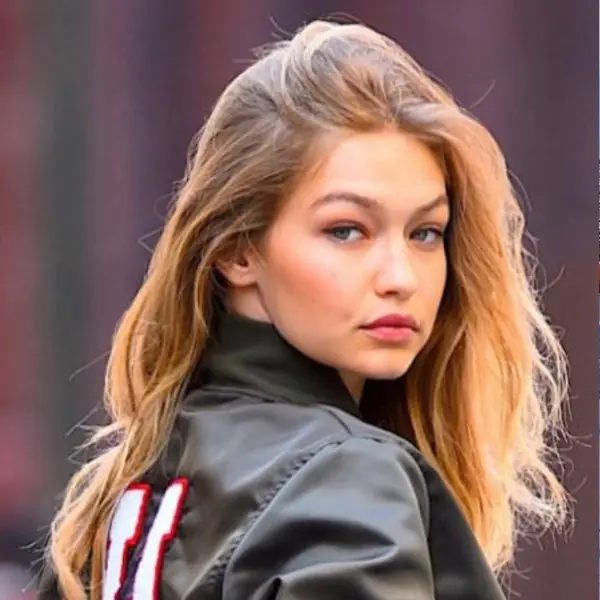 歌迷大驚喜！Gigi Hadid 被發現也是 BLACKPINK 鐵粉，私下著用韓國女團官方 T 恤！