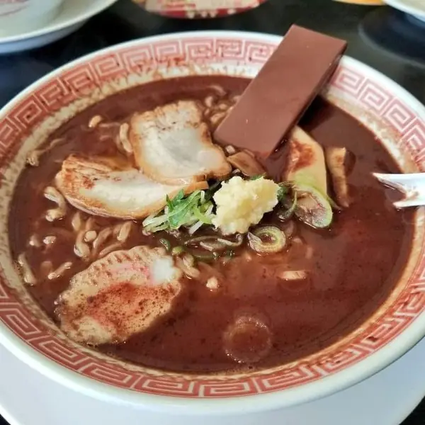 根本就是暗黑料理！日本推出情人節限定「巧克力拉麵」，超濃郁滋味你敢挑戰嗎？