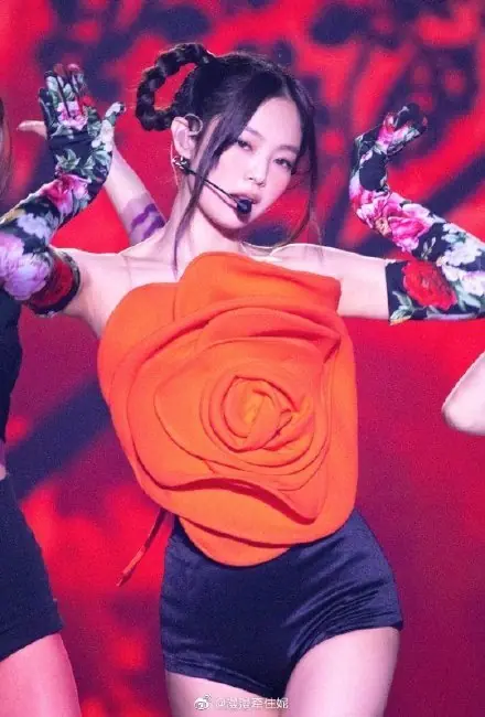 人間香奈兒變紅孩兒？回顧 BLACKPINK Jennie 多套「驚人造型」！造型師該原地開除吧⋯