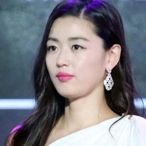 【明星也會醜】女神也變大媽了？全智賢「腫臉近照」引熱議， 3 技巧教妳重拾少女臉！