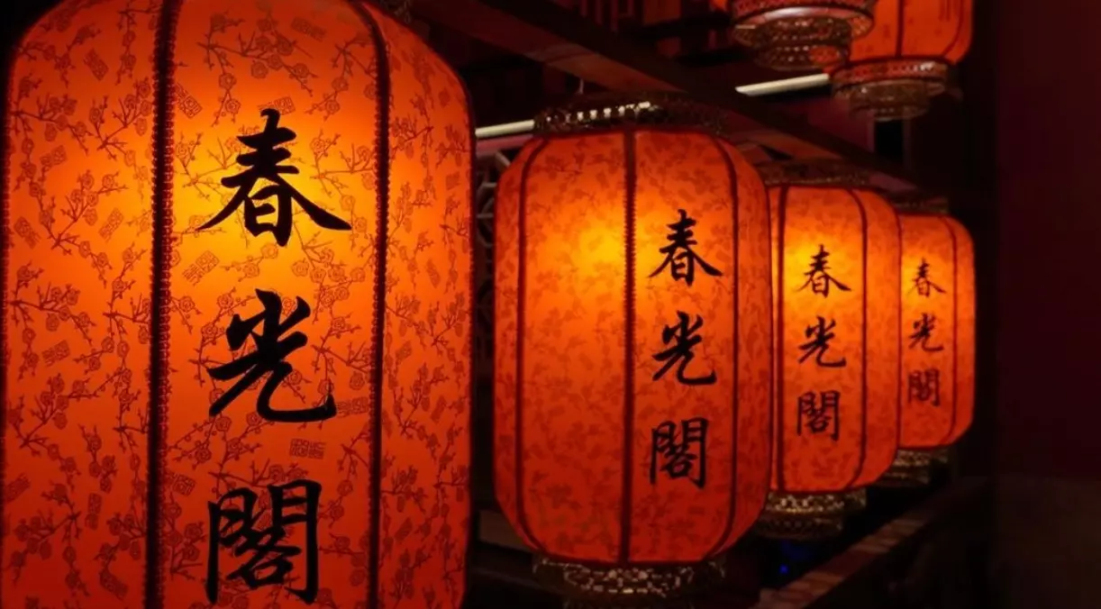 2025 台中酒吧 10 大推薦：辣妹鋼管舞、滑水道泳池⋯比金錢豹還嗨！