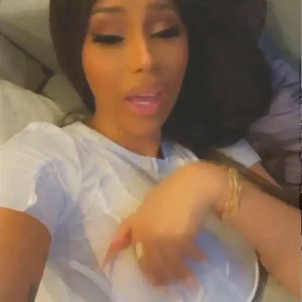 隨時都有黃段子！Cardi B 宣傳新單〈UP〉一半突抓胸直言：「我奶子好癢⋯」