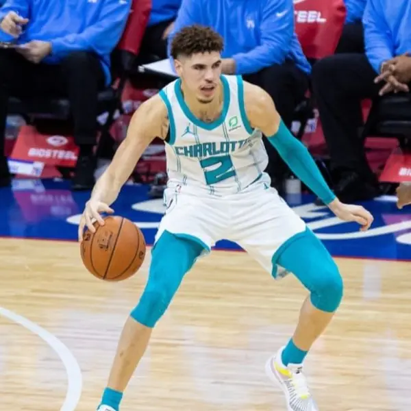 NBA／年輕人不講武德！球三弟 LaMelo Ball 背後偷襲 Embiid，抄截得手飆進讀秒三分彈