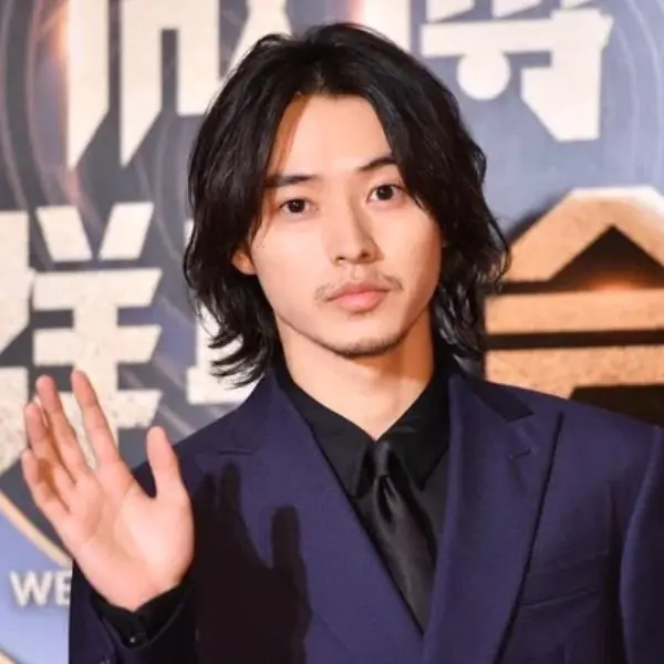 《今際之國的闖關者》山崎賢人領獎「大秀中文演講」，帥哥男星認真到令人佩服！
