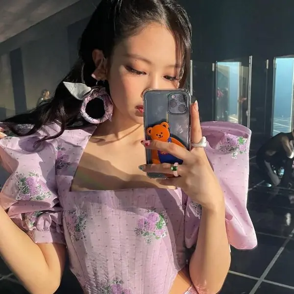 最好入手的爆款？Jennie 手上的「塑膠戒指」現在正火，連 Bella Hadid 都在瘋！