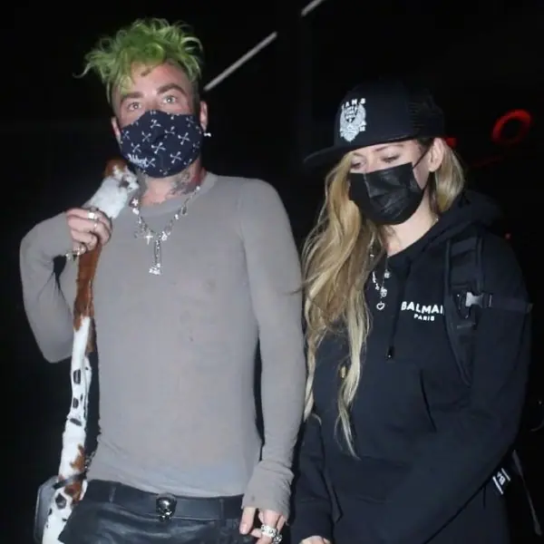 剛合作新單〈Flames〉！「龐克天后」艾薇兒與年下歌手 MOD SUN 爆出新戀情！