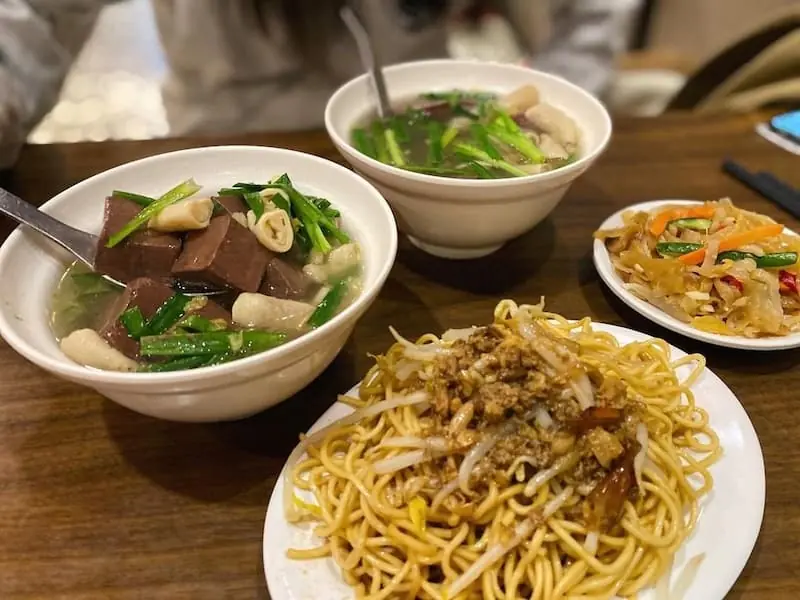 【新北夜市】6 大必去夜市 | 交通介紹大整理！鄰近捷運、詳細美食推薦