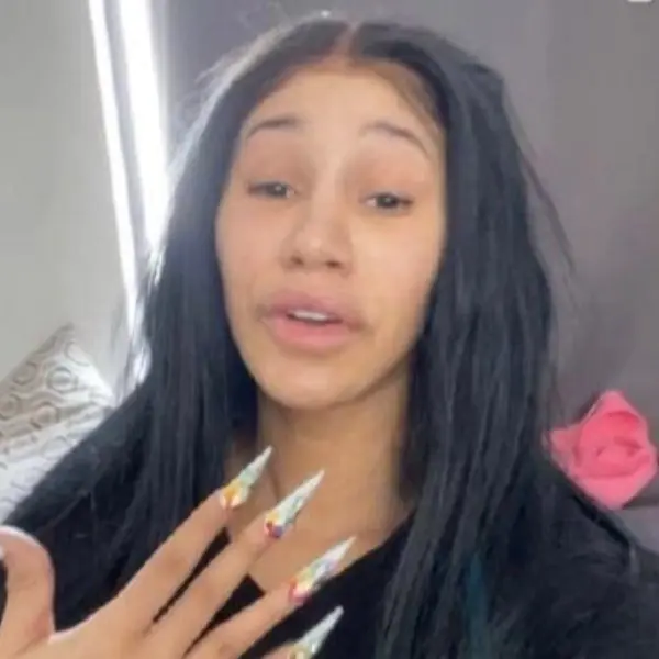 被黑特嘲諷皮膚爛！Cardi B 大方秀出素顏怒嗆：「你們怎不去照鏡子看看自己？」