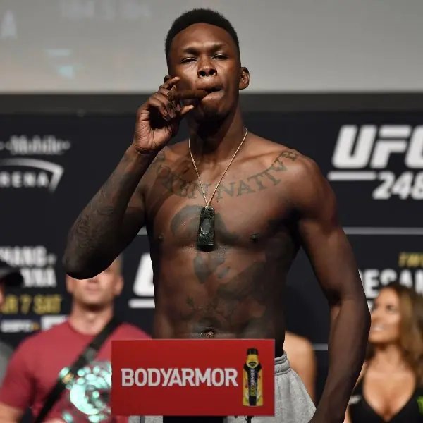 比康納更會炒話題！關於 UFC 中二冠軍 Israel Adesanya 五件小事，你必須認識這位超級動漫宅拳王！