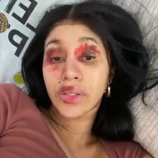 Cardi B 大方秀出素顏讓 2 歲女兒學化妝，網友噴笑：「這是被家暴了嗎？」
