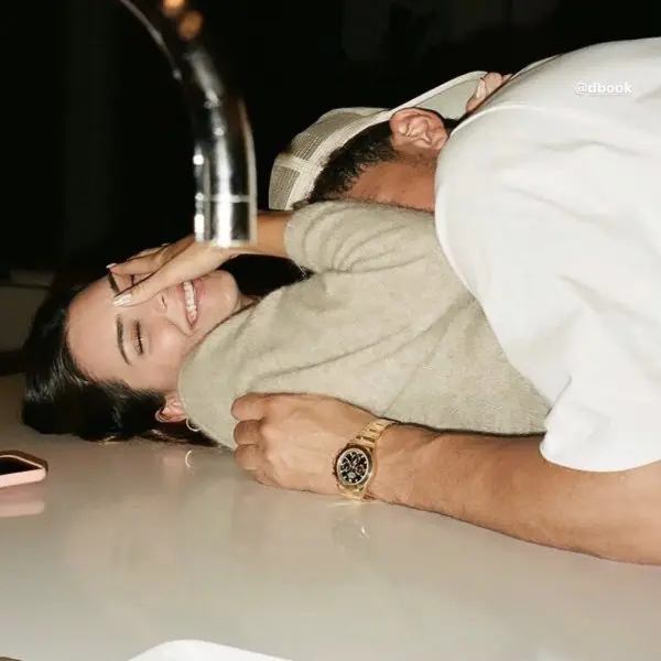 Kendall Jenner 首度將 NBA 球星 Devin Booker 戀情官方化，情人節「埋胸」放閃！