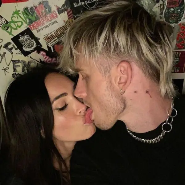 硬派放閃！MGK 將女友梅根福克斯的鮮血製成項鍊，24 小時掛在脖子上戴著走！
