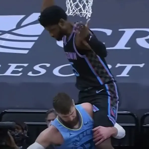 NBA／這樣太危險！國王小將 Metu 暴扣跨人遭 Valanciunas 甩飛重摔，右手腕遭嚴重骨折
