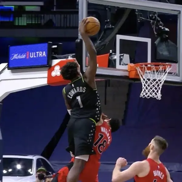 NBA／極致暴力！狀元郎 Anthony Edwards 上演驚天殘暴隔扣，詹皇：我的老天鵝啊小兄弟
