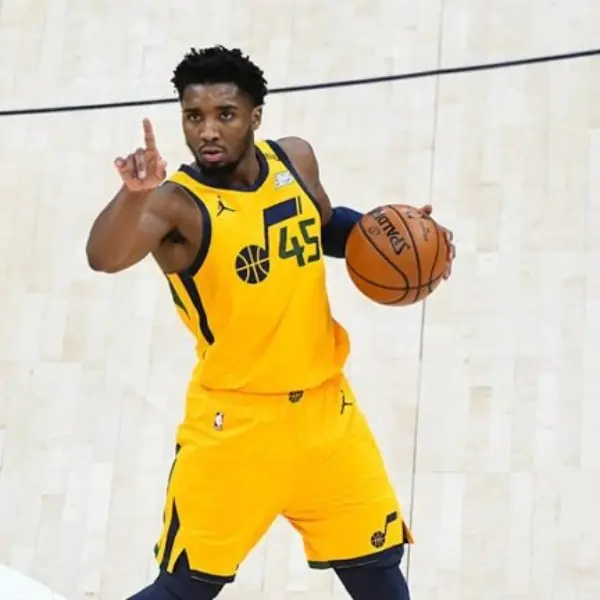 NBA／魔鬼的步伐？Donovan Mitchell「謎樣後撤步三分」引走步爭議，球迷：裁判是瞎了嗎？