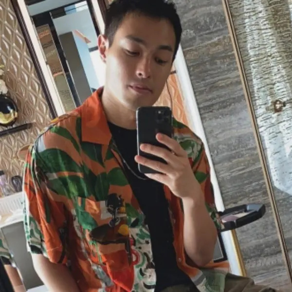 《複身犯》讓你不寒而慄？楊祐寧私服「大男孩」穿搭，讓所有人都大喊：「我戀愛了！」