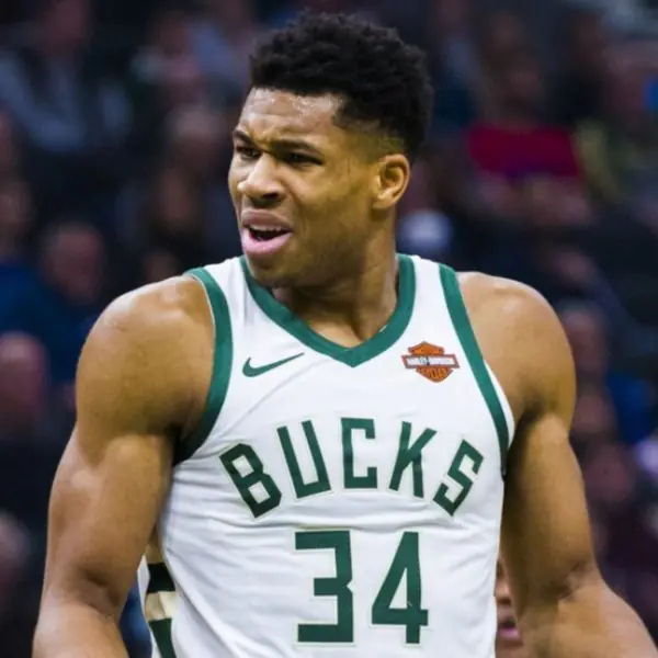 NBA／又玻璃了！字母哥單手顏扣霸氣「怒瞪」對手，引裁判不滿遭罰技術犯規