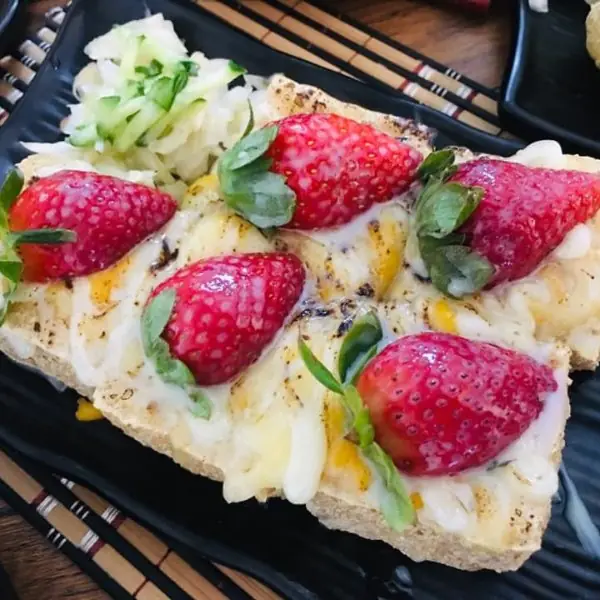 「草莓臭豆腐」真的先不要！盤點 5 家獵奇草莓料理，各種超乎想像的組合連草莓控都崩潰！