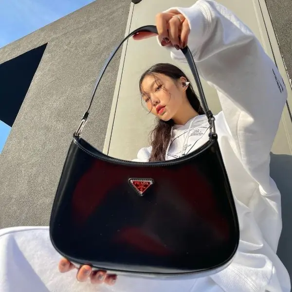 媽媽，Prada 把腋下包變巨了！這款引發話題的新包包，會是 2021 爆款包王嗎？