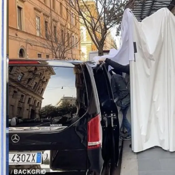 滴水不漏！Lady Gaga 愛犬遭綁後私人維安高調升級，網友反諷「這更容易成為目標吧！」