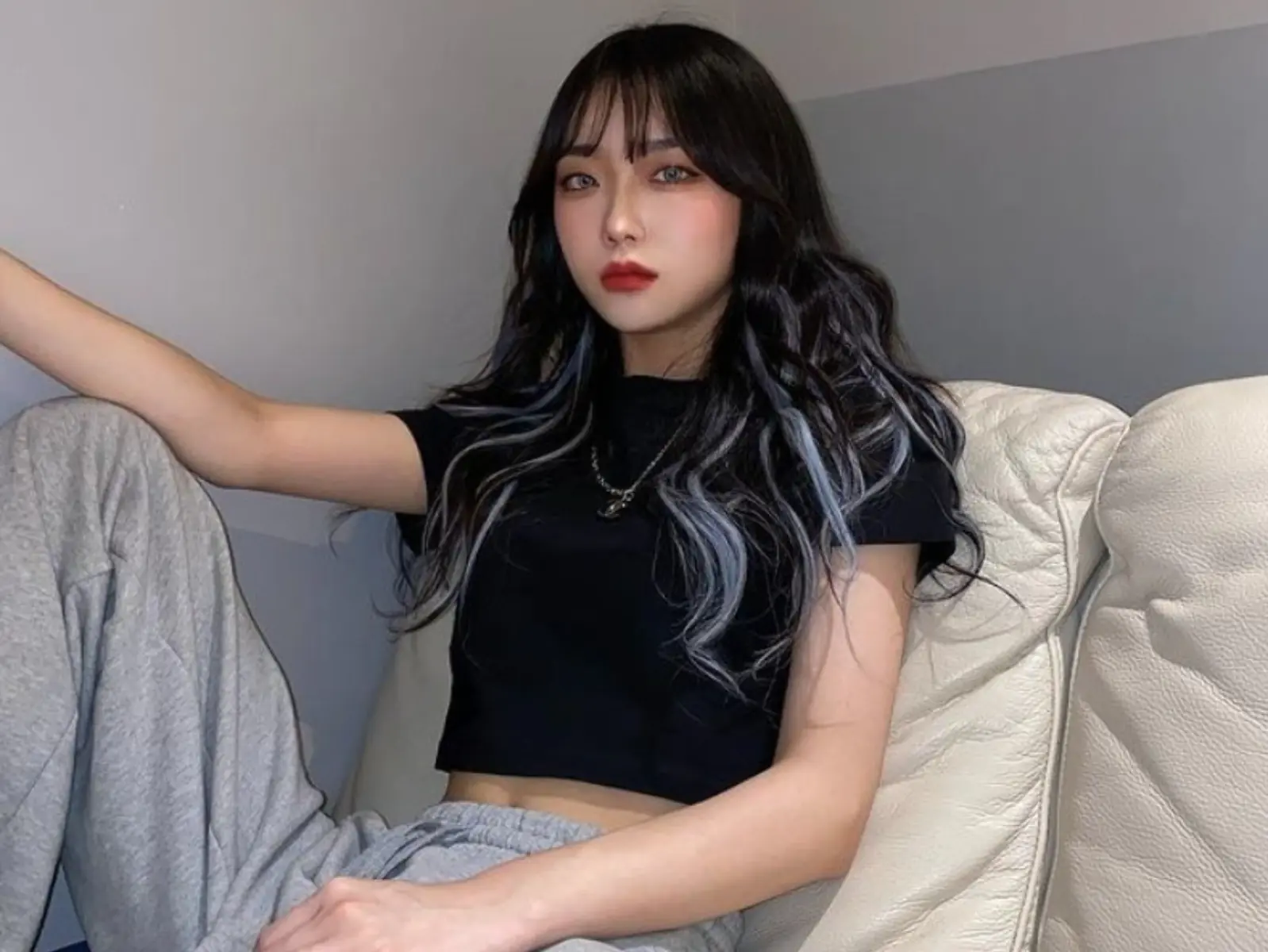 韓系小姊姊真的很膩了？這位愛穿男裝的正妹，靠穿搭讓你忍不住多看兩眼！