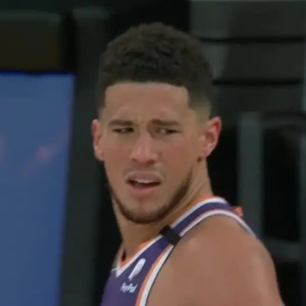 NBA／越來越瞎！Booker「傳球給裁判」莫名遭驅逐出場，眾多名人砲轟：裁判真的有夠軟