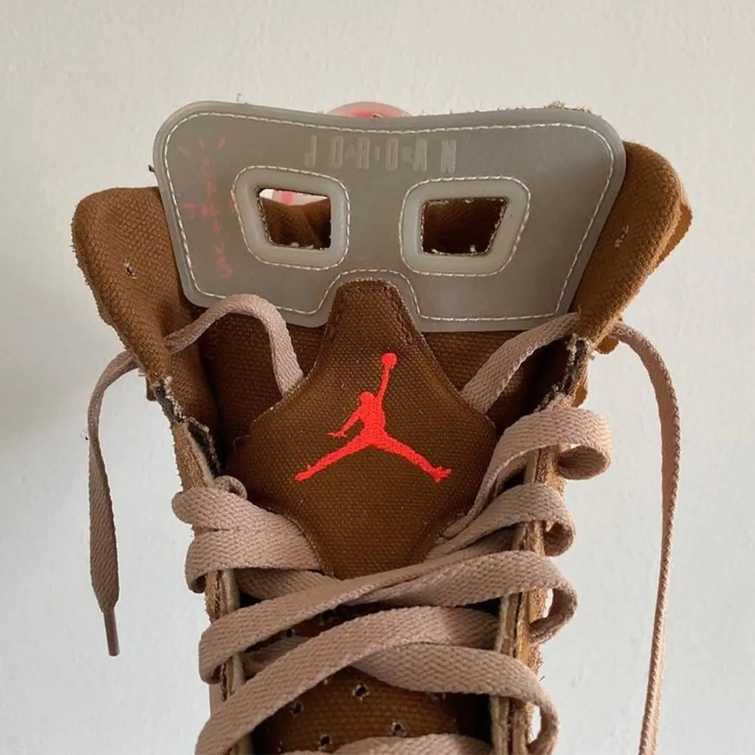 小崔又鬧事！Travis Scott x AJ 6 聯名潮鞋即將登場，這雙跟「閃電倒勾 AJ 1」 你選誰？