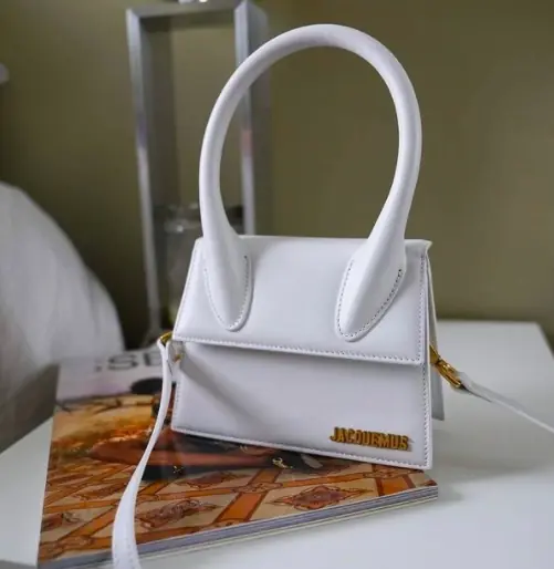 靠越近越覺得妳可愛！Jacquemus「精品包耳環」不到 3 千台幣就能入手！