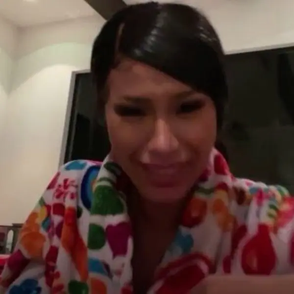 饒舌女王大戰貞子？Cardi B 直播疑遇靈異事件嚇歪，哭喊：「老公你快點回家！」